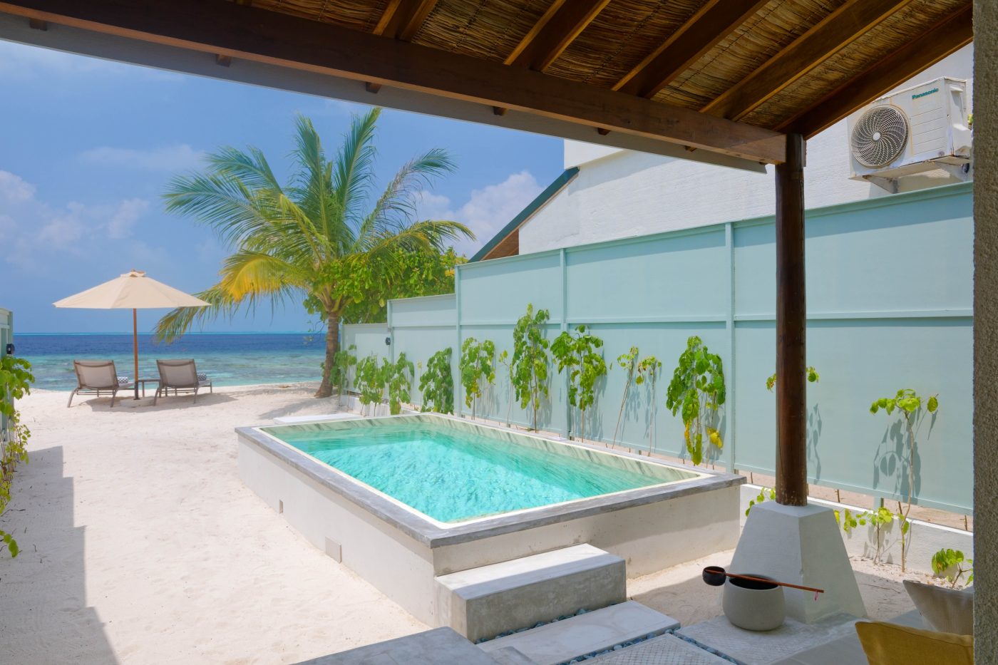Deluxe Beach Villa with Pool, garden and pool